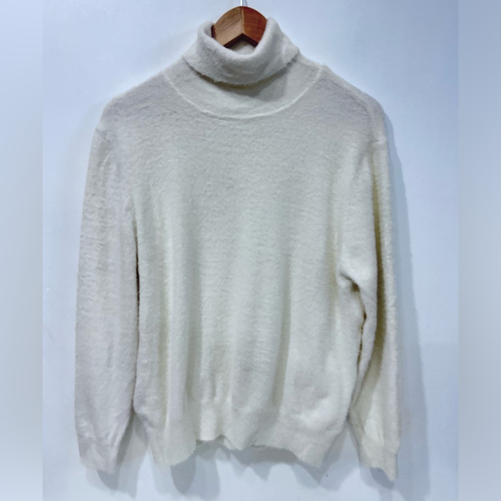 OAK + FORT Women’s Cream Fuzzy‎ Turtleneck Sweater Size M